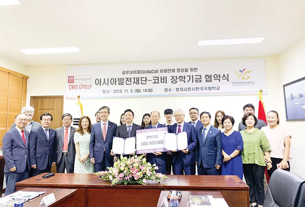 Chủ tịch HĐQT kiêm TGĐ Tập đoàn Xây dựng Hòa Bình Lê Viết Hải (thứ 4 từ phải sang ảnh trên và đứng giữa ảnh dưới) tham dự lễ trao học bổng