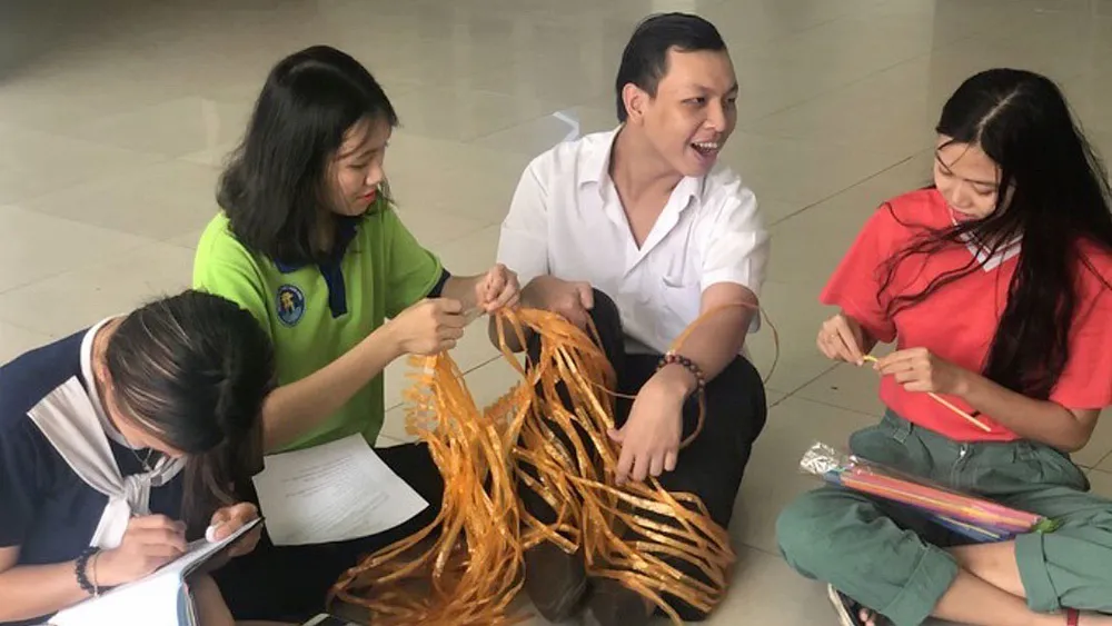 Phan Tích Thiện cùng các bạn trong giờ học nhóm