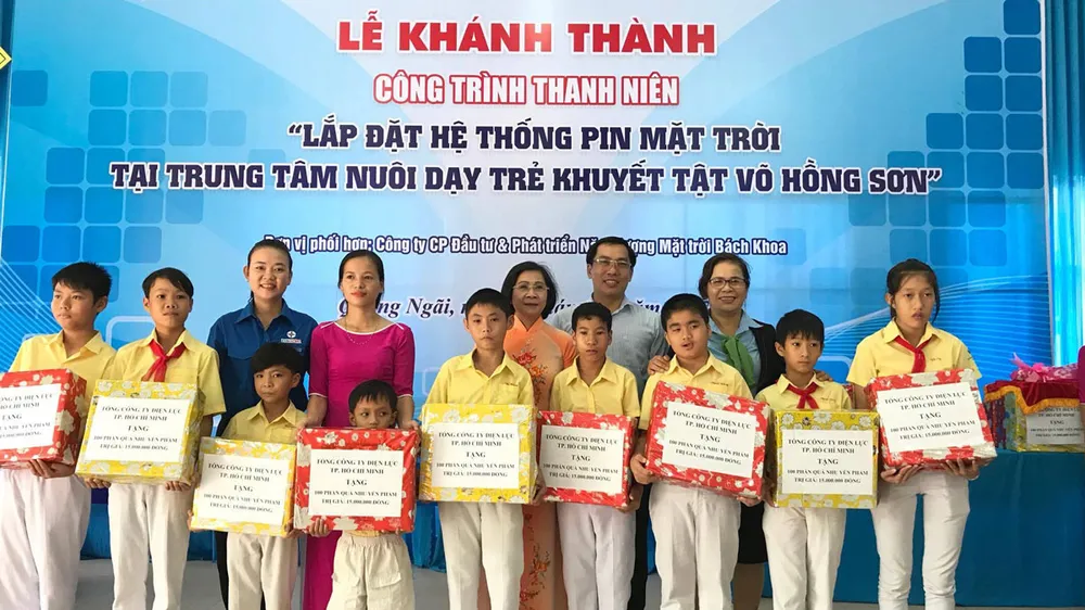 EVNHCMC tặng hệ thống năng lượng mặt trời trị giá hơn 250 triệu đồng và 100 suất quà  cho các em nhỏ tại Trung tâm Nuôi dạy trẻ khuyết tật Võ Hồng Sơn