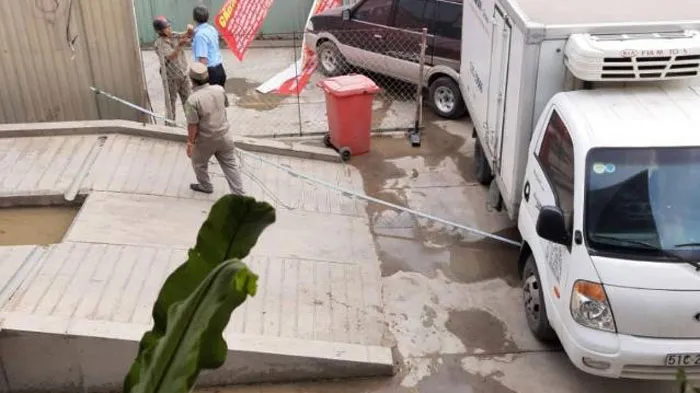 Đang thi công bị xe đậu chắn lối vào dự án ảnh 1