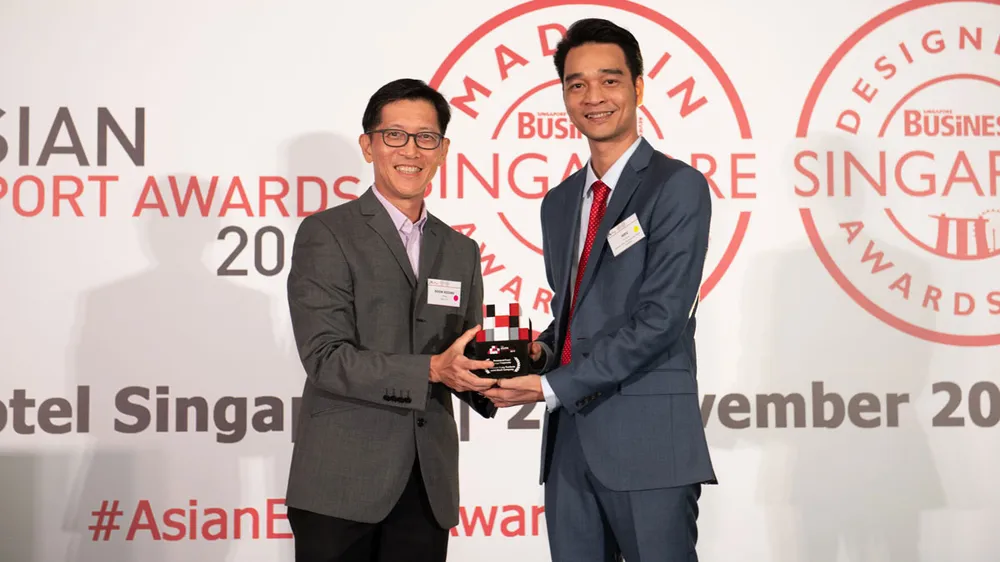 Ông Võ Trung Hiếu, Giám đốc Kinh doanh Quốc tế của Vinamilk đại diện nhận giải thưởng từ Ban tổ chức