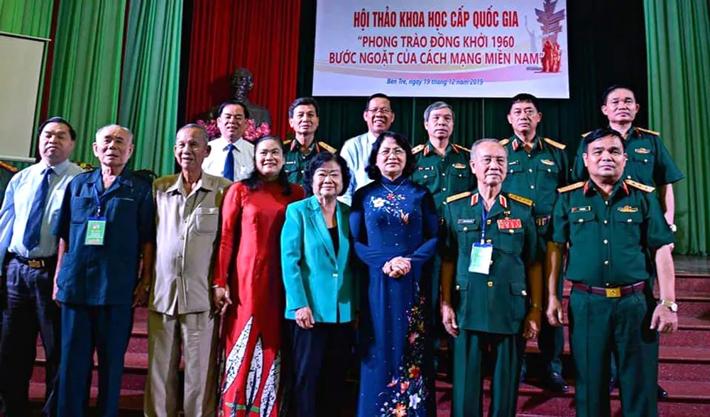 Đồng chí Đặng Thị Ngọc Thịnh, Phó Chủ tịch nước cùng các đồng chí lãnh đạo, nguyên lãnh đạo Đảng, Nhà nước, tỉnh Bến Tre qua các thời kỳ tại hội thảo. Ảnh: HÀM LUÔNG