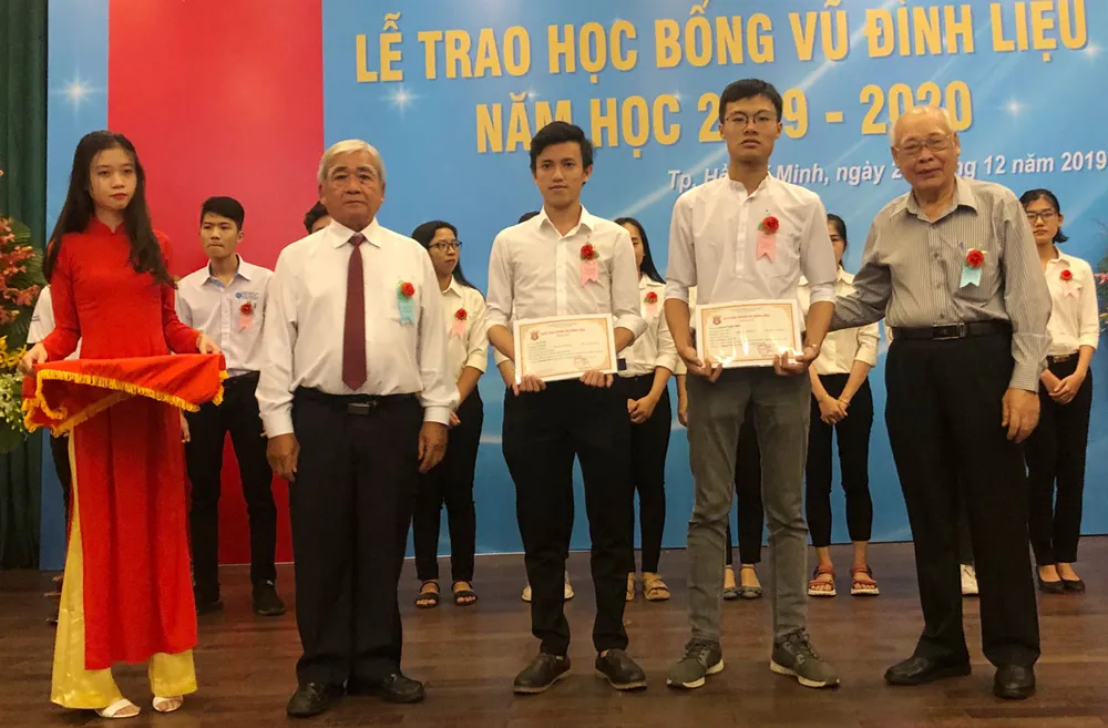 Các Mạnh Thường Quân đại diện Quỹ học bổng Vũ Đình Liệu trao học bổng cho sinh viên có hoàn cảnh khó khăn