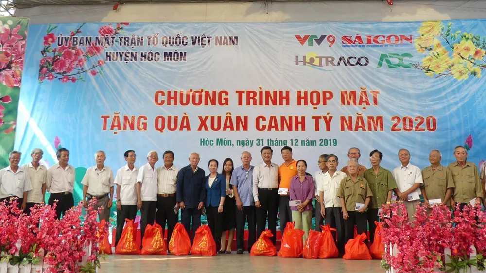 Người dân Hóc Môn nhận quà Tết. Ảnh: VIỆT NGA