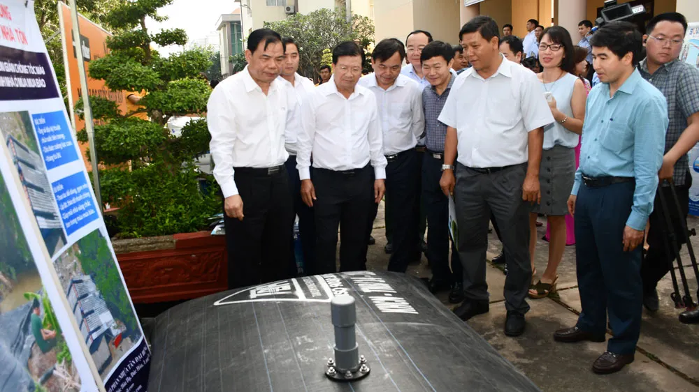 Phó Thủ tướng Chính phủ Trịnh Đình Dũng và Bộ trưởng Bộ NN&PTNT Nguyễn Xuân Cường tham quan các gian trưng bày sản phẩm phòng, chống hạn hán, xâm nhập mặn trong hội nghị ngày 03-01-2020 tại Bến Tre