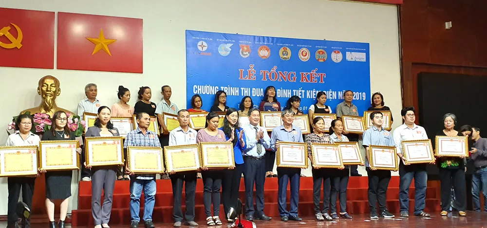 Bà Triệu Lệ Khánh, Phó Chủ tịch Ủy ban MTTQ Việt Nam TPHCM và ông Nguyễn Phương Đông, Phó Giám đốc Sở Công thương TPHCM, trao bằng khen cho các gia đình tiết kiệm điện cấp thành phố