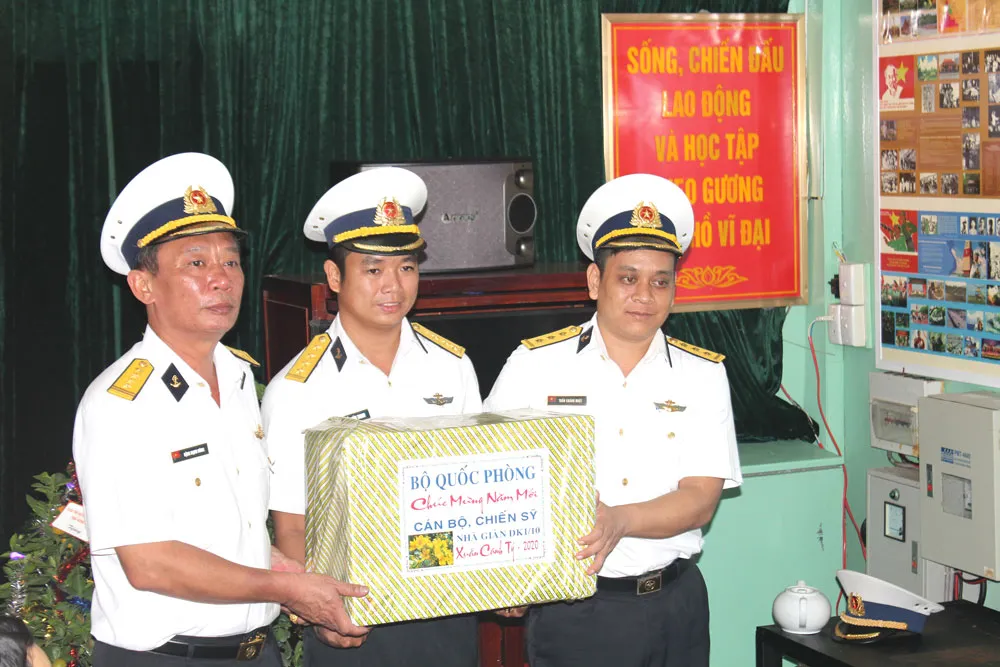 Chở mùa xuân ra nhà giàn ảnh 4