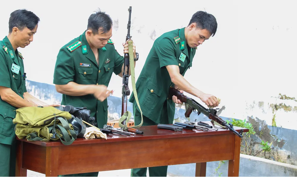 Lính Biên phòng thành phố giữ bình yên cho dân đón Tết ảnh 5