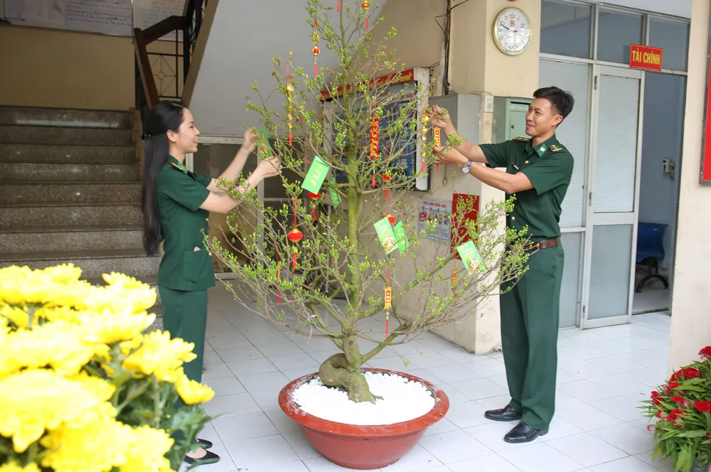 Lính Biên phòng thành phố giữ bình yên cho dân đón Tết ảnh 8