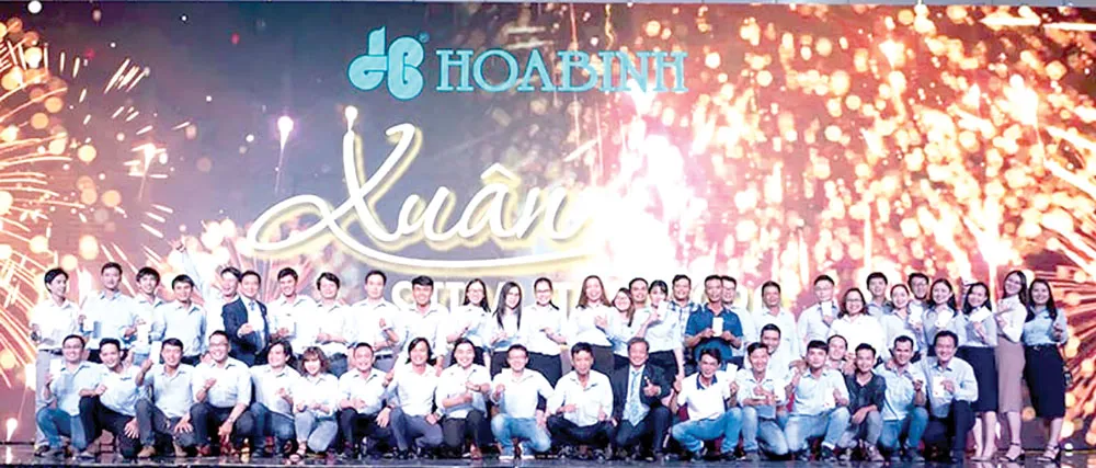 Xuân Sum họp 2020 - Hòa Bình khen thưởng trên 50 tỷ đồng cho tập thể, cá nhân và thầu phụ xuất sắc ảnh 3