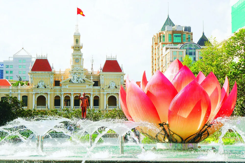 Đài phun nước nghệ thuật kết hợp âm nhạc đưa vào sử dụng ngày 31-10-2019 giúp người dân, du khách có thêm điểm đến thú vị khi vui chơi ở trung tâm TPHCM. Ảnh: HOÀNG HÙNG 