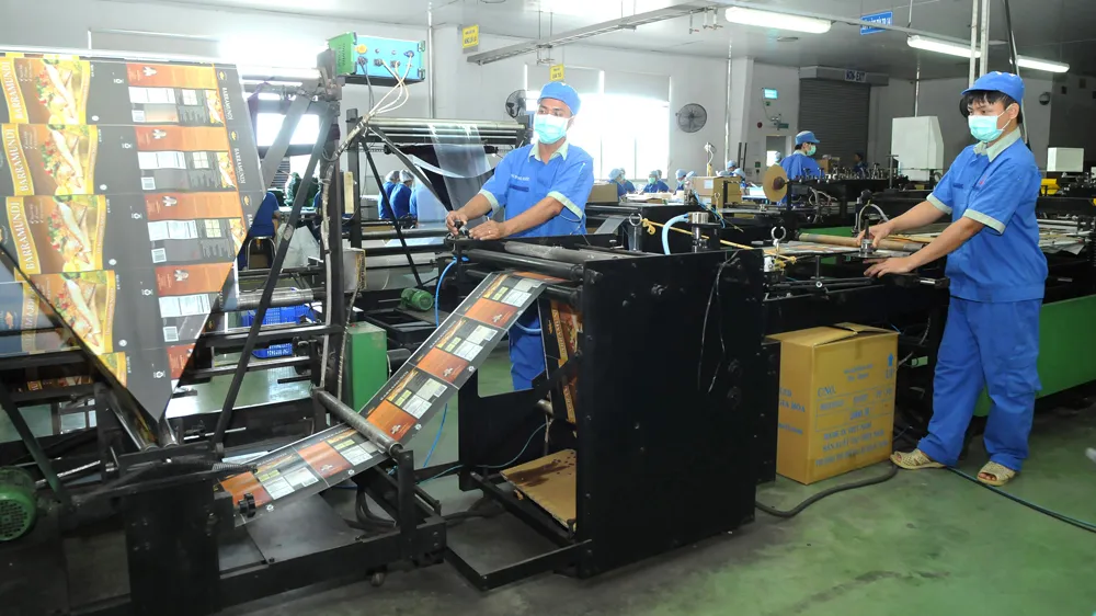 Sản xuất sản phẩm nhựa là một trong những ngành công nghiệp trọng yếu của thành phố được ưu tiên vốn vay. Ảnh: CAO THĂNG