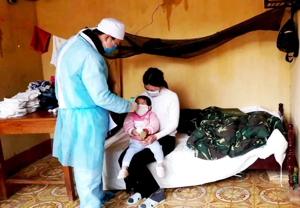 Bác sĩ tiến hành kiểm tra sức khỏe, đo thân nhiệt hàng ngày cho những công dân  từ Trung Quốc về, đang ở Trung đoàn 123