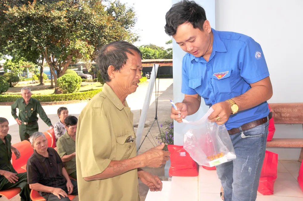 Bà con hộ nghèo xã Bù Gia Mập được khám bệnh, phát thuốc miễn phí