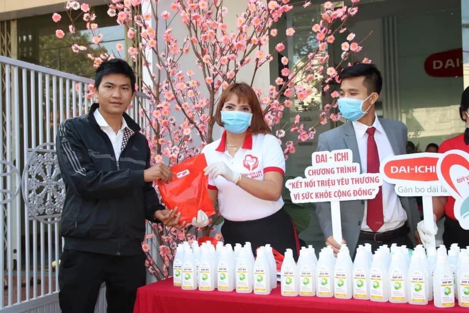 Dai-ichi Life Việt Nam tặng khẩu trang và dung dịch rửa tay sát khuẩn phòng dịch Covid-19