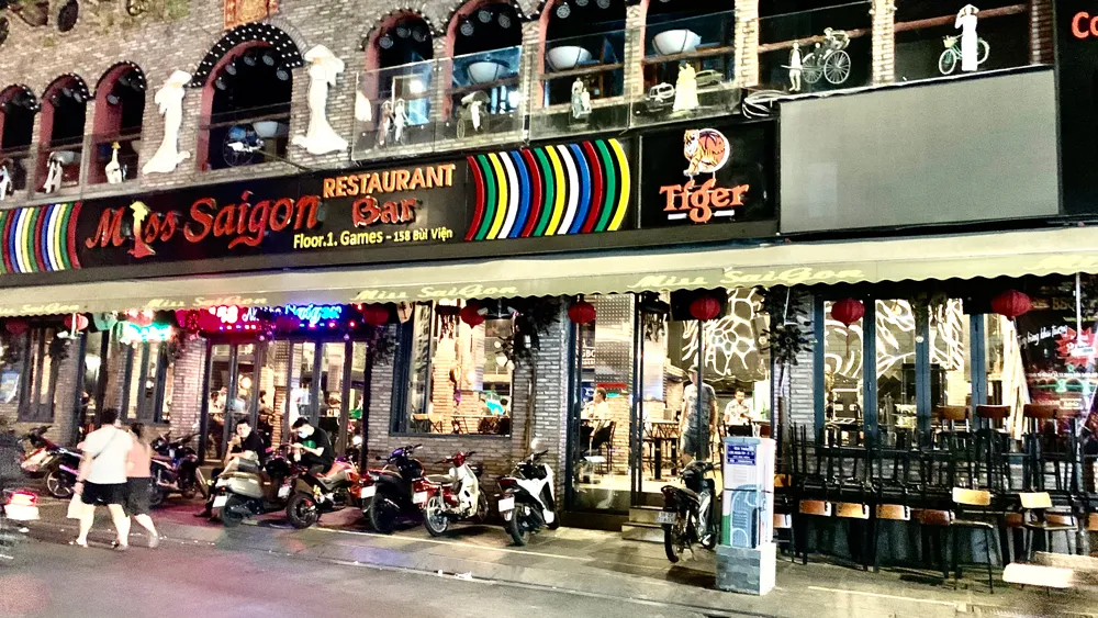 Phố Tây Bùi Viện vắng vẻ trong ngày đầu “đóng cửa” hoạt động vui chơi, giải trí ảnh 3