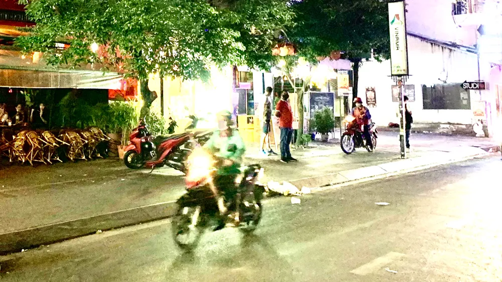 Phố Tây Bùi Viện vắng vẻ trong ngày đầu “đóng cửa” hoạt động vui chơi, giải trí ảnh 2