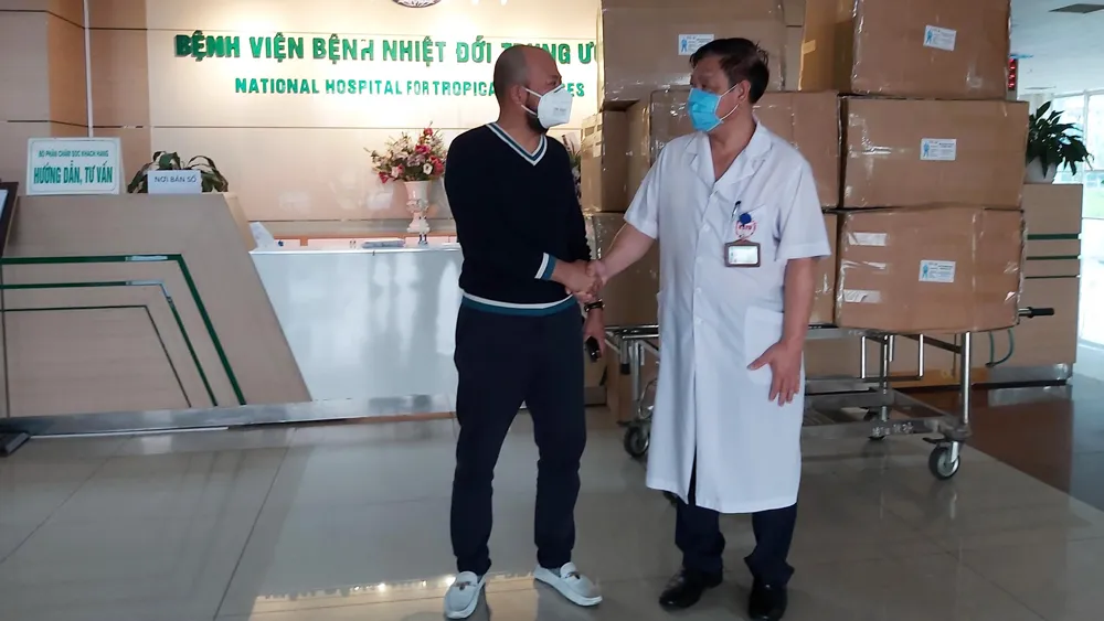 Người dân tặng Bệnh viện Bệnh nhiệt đới Trung ương 2.200 bộ trang phục bảo hộ và 60 thùng sữa.  Ảnh: HOÀNG NGUYỆT