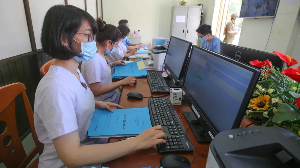 Nơi tuyến đầu chống dịch Covid-19 - Bài 1: Những “chiến binh” blouse trắng ảnh 2