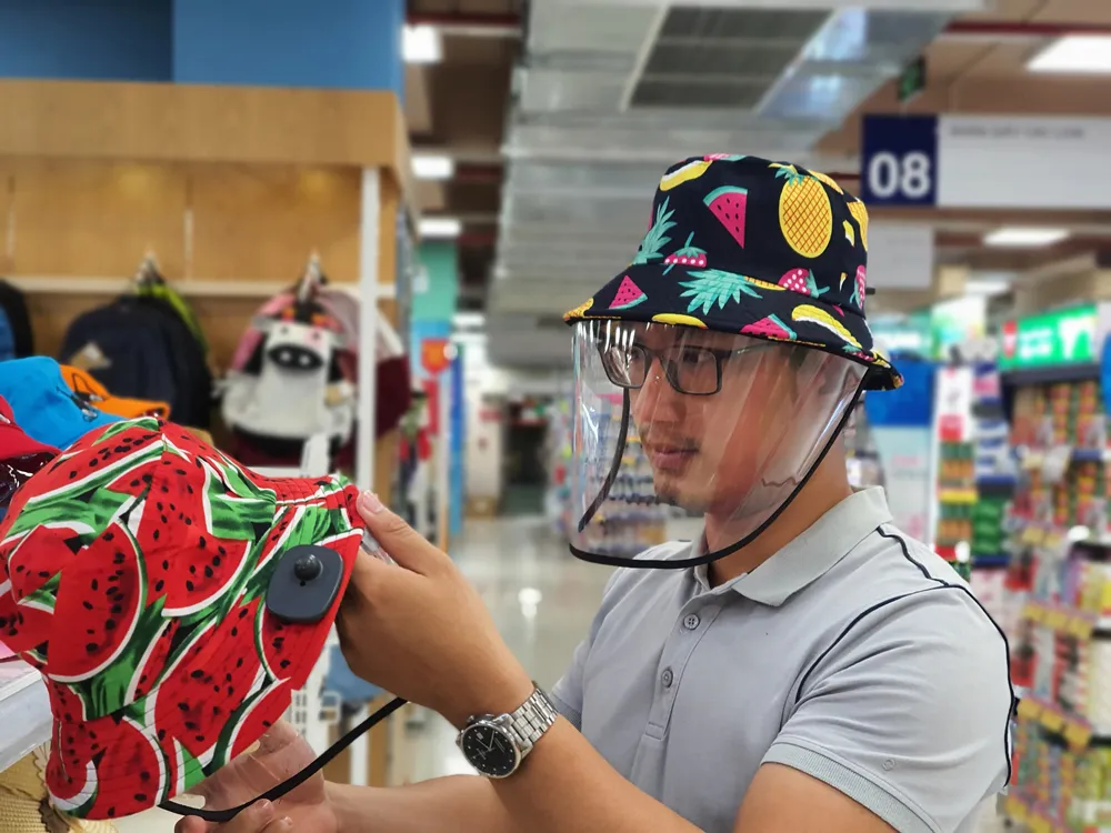 Người dân chọn mua nón chống dịch