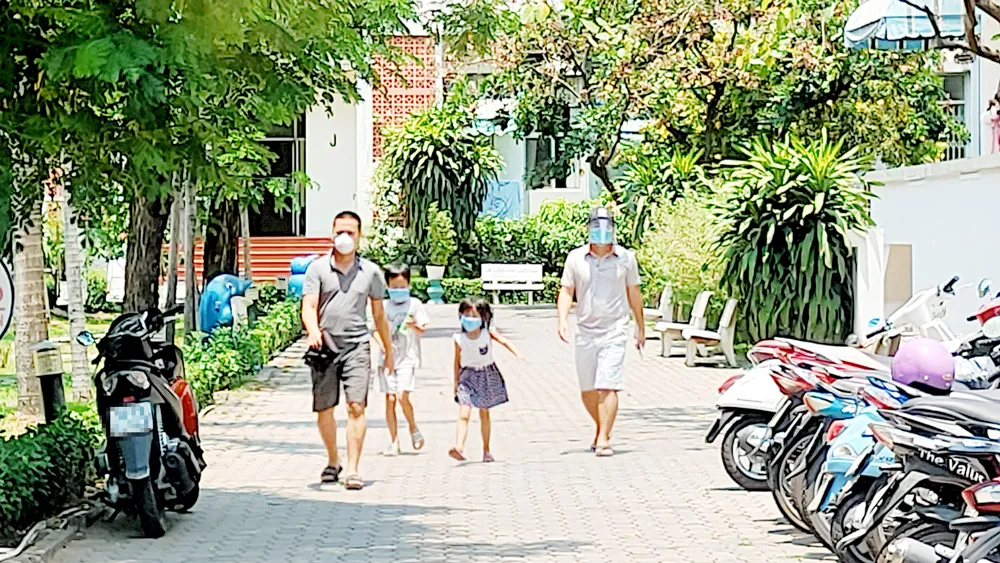 Bên trong một chung cư ở phường Tân Phong, quận 7, đang cách ly y tế  do có ca nhiễm virus SARS-CoV-2. Ảnh: DŨNG PHƯƠNG