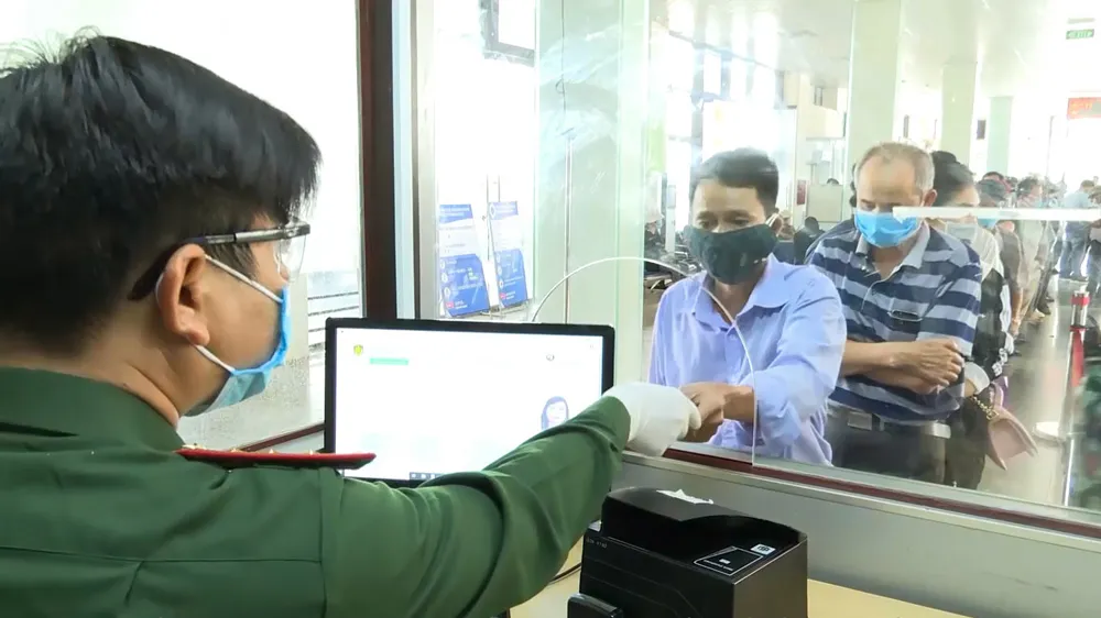 Người dân xếp hàng thực hiện các thủ tục theo quy định  tại Cửa khẩu Quốc tế Lao Bảo. Ảnh: NGUYỄN HOÀNG