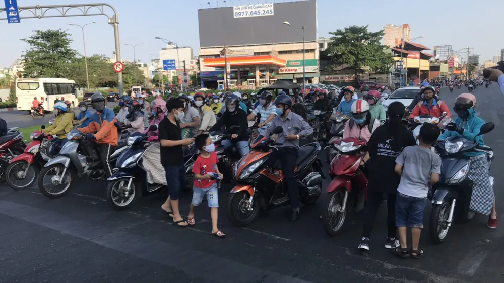 Nhóm bạn nhỏ góp tiền mua khẩu trang vải phát cho người đi đường ảnh 1