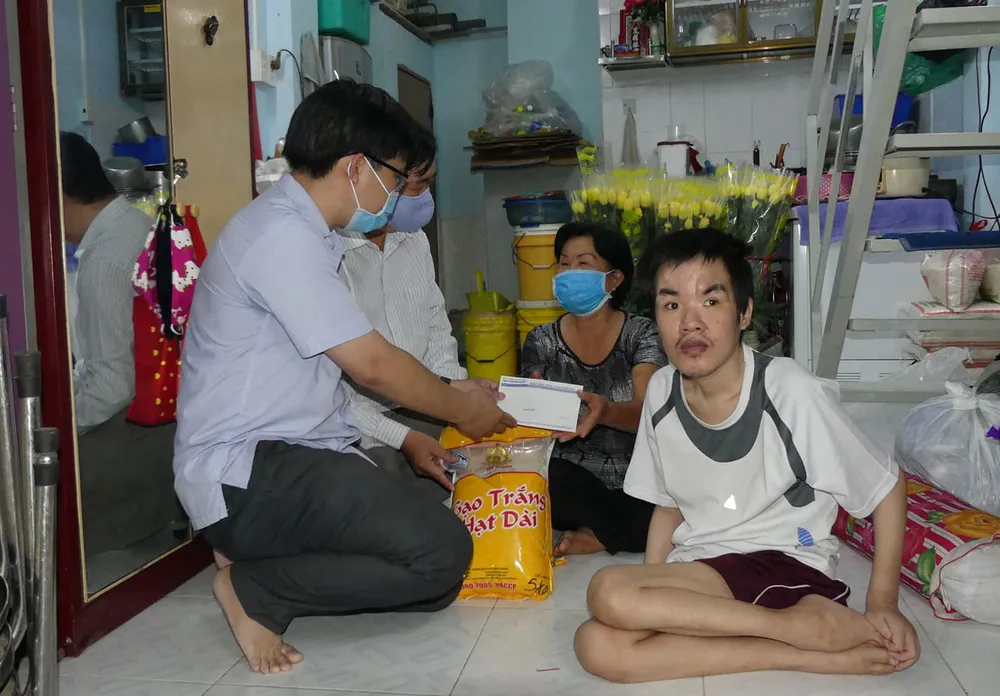 Tặng 100 triệu đồng cho người lao động nghèo phòng chống dịch Covid-19 ảnh 3