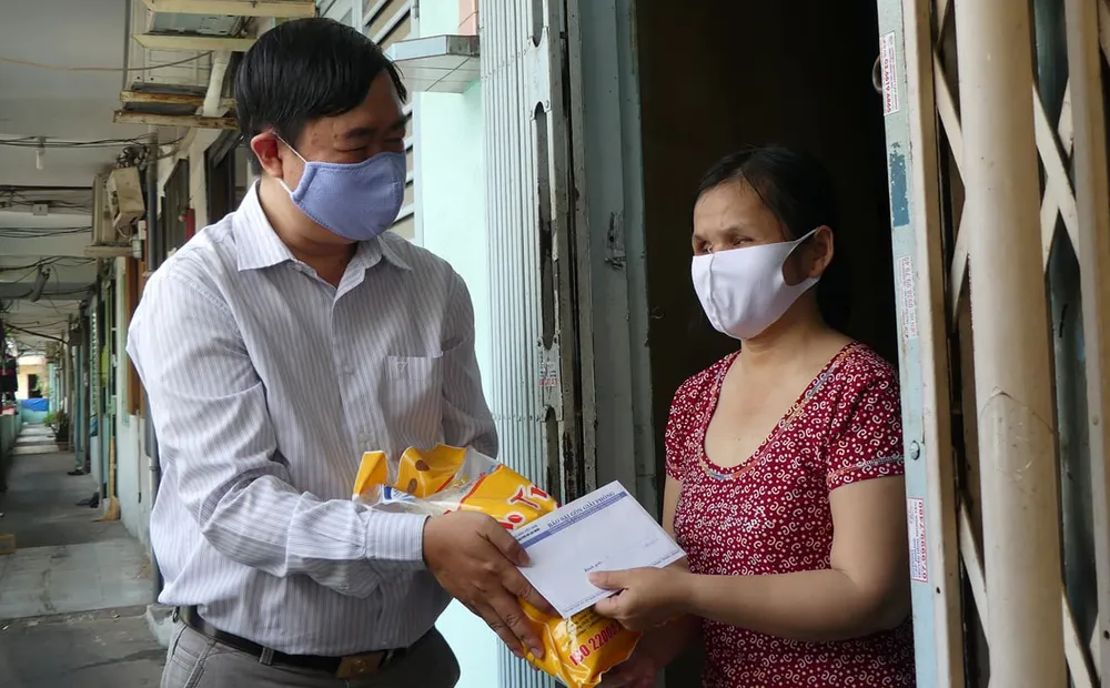 Tặng 100 triệu đồng cho người lao động nghèo phòng chống dịch Covid-19 ảnh 4