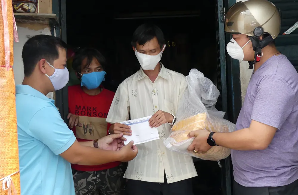 Tặng 100 triệu đồng cho người lao động nghèo phòng chống dịch Covid-19 ảnh 6