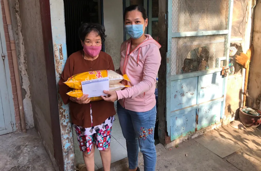 Tặng 100 triệu đồng cho người lao động nghèo phòng chống dịch Covid-19 ảnh 7