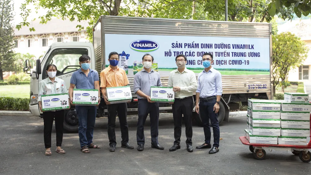 Vinamilk hỗ trợ gần 15 tỷ đồng cho các đơn vị tuyến đầu chống dịch Covid-19 ảnh 1