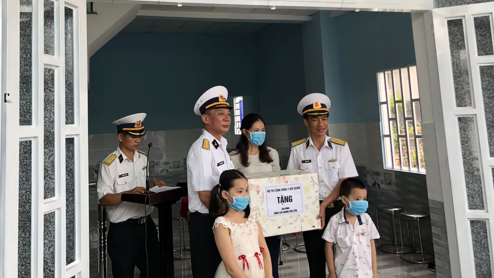 BTL Vùng 2 bàn giao Công trình kỷ niệm 65 năm ngày thành lập Quân chủng Hải quân và chào mừng Đại hội Đảng ảnh 1