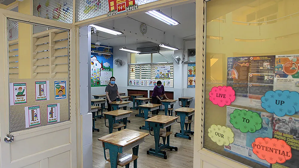 Trường Tiểu học Nguyễn Bỉnh Khiêm quận 1 làm vệ sinh, khử khuẩn, trang trí lớp học  chào đón các em học sinh trở lại trường. Ảnh: HOÀNG HÙNG