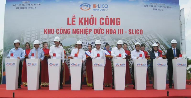 Nguyên Chủ tịch nước Trương Tấn Sang (thứ 5 từ trái sang) cùng lãnh đạo tỉnh Long An và đại diện các cơ quan bấm nút khởi công  KCN Đức Hòa III-SLICO