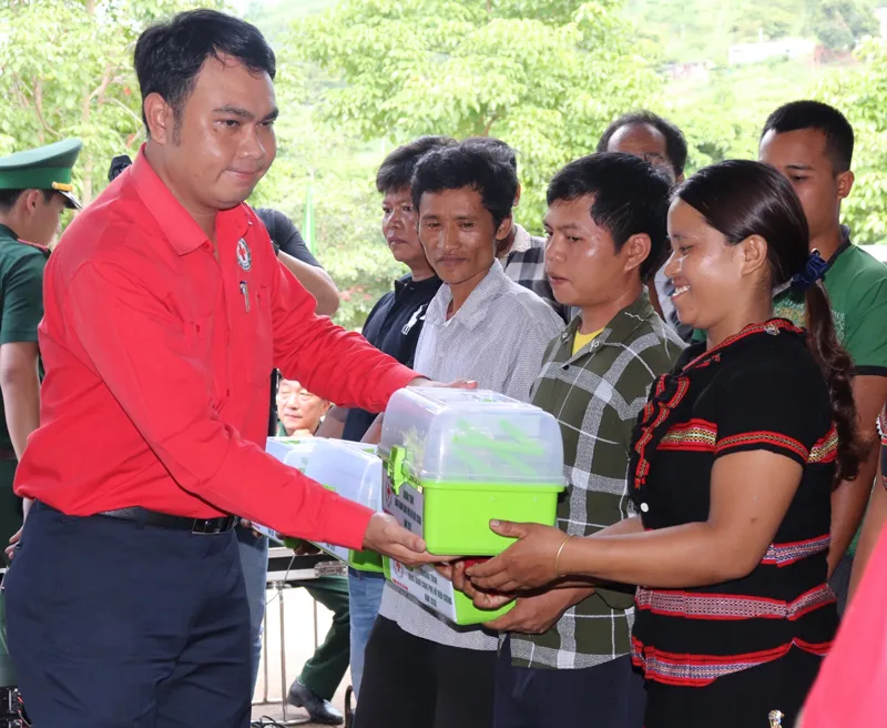 Xây giếng nước, nhà vệ sinh cho người dân vùng biên giới ảnh 4