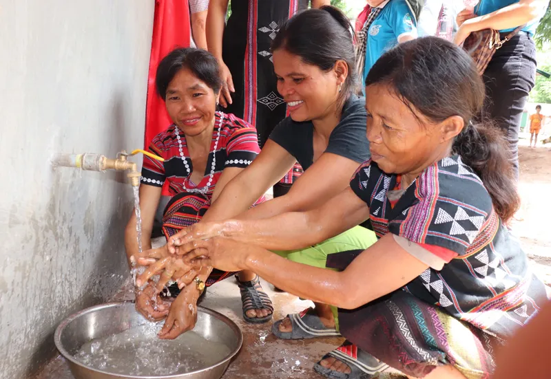 Xây giếng nước, nhà vệ sinh cho người dân vùng biên giới ảnh 6