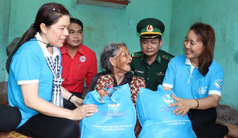 Xây giếng nước, nhà vệ sinh cho người dân vùng biên giới ảnh 1