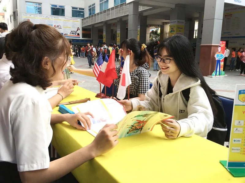 Nộp hồ sơ kỳ tuyển sinh năm 2020  vào một trường đại học ở TPHCM. Ảnh: BÙI ANH TUẤN