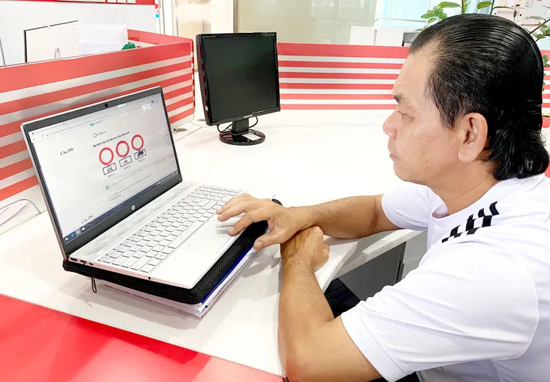 Xem 600 câu hỏi lý thuyết thi giấy phép lái ô tô. Ảnh: CAO THĂNG 