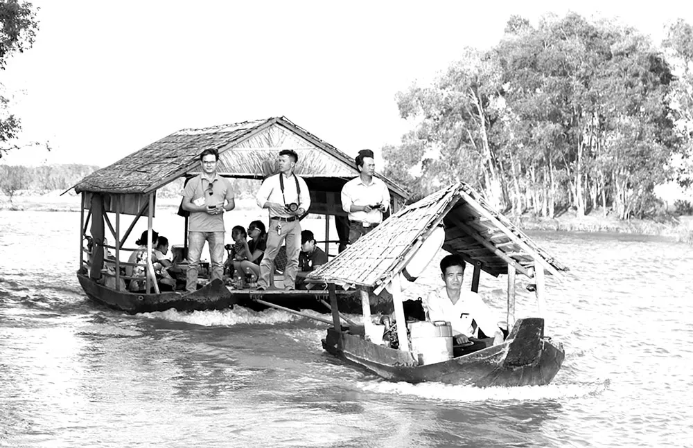 Du khách trải nghiệm Vườn Quốc gia Tràm Chim