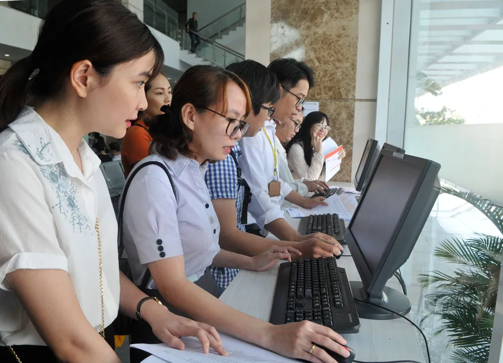 Người dân TPHCM thực hiện khai thuế qua mạng. Ảnh: CAO THĂNG