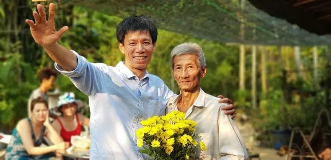 Đạo diễn Đặng Hồng Giang (trái) và người thờ dép cao su