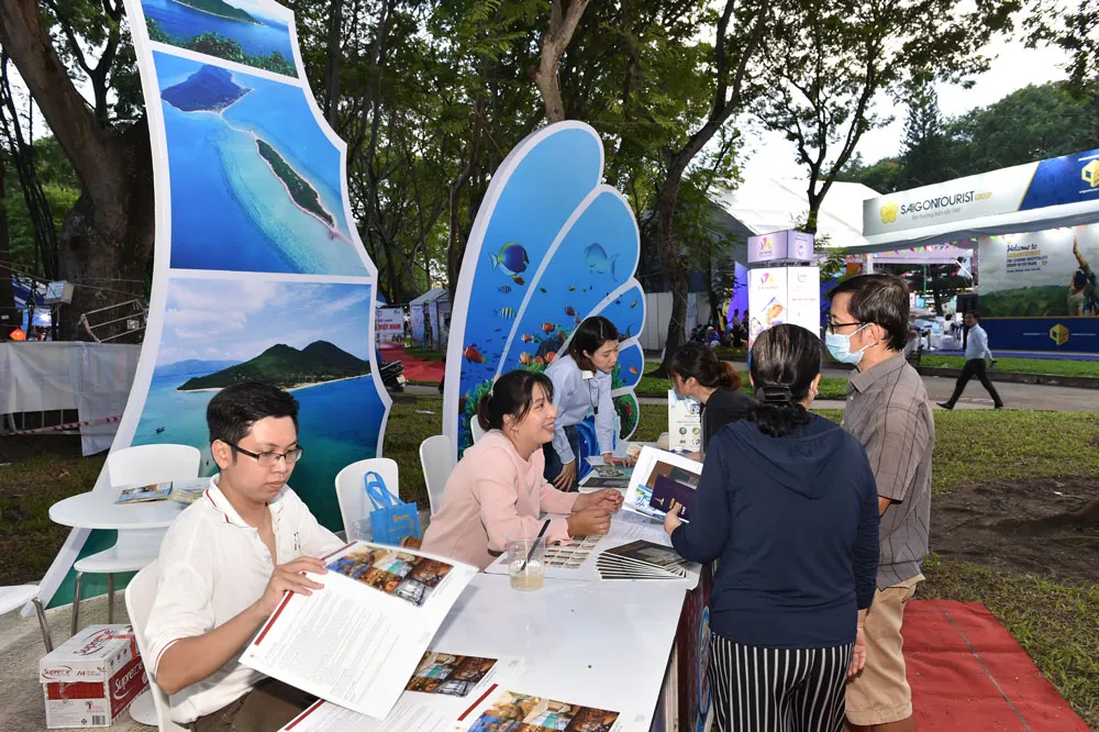 Người dân tham quan, tìm hiểu các sản phẩm bày bán  tại Ngày hội Du lịch TPHCM 2020. Ảnh: KIM ANH