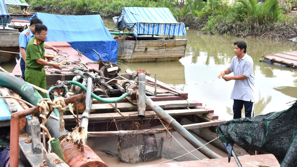Tiền Giang: Xử lý 3 tàu khai thác cát trái phép