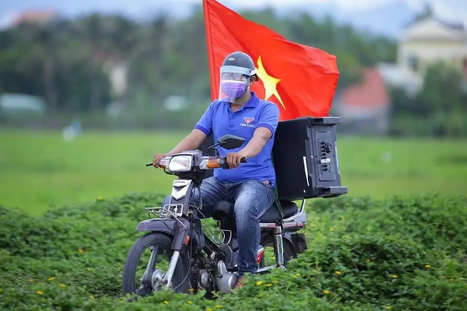Một bạn trẻ ở Hội An, Quảng Nam tuyên truyền phòng dịch bằng loa phóng thanh (Facebook tuổi trẻ Cẩm Châu)