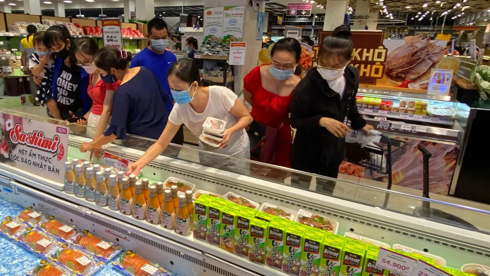 Người tiêu dùng mua thực phẩm khuyến mãi tại siêu thị Aeon Mall Bình Tân. Ảnh: CAO THĂNG