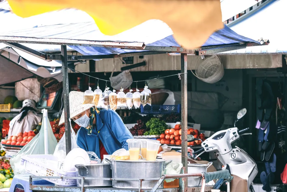 Những món ăn vặt theo thời gian vẫn có một chỗ đứng vững chắc  trong lòng cư dân đô thị. Ảnh: KHANG TRỊNH