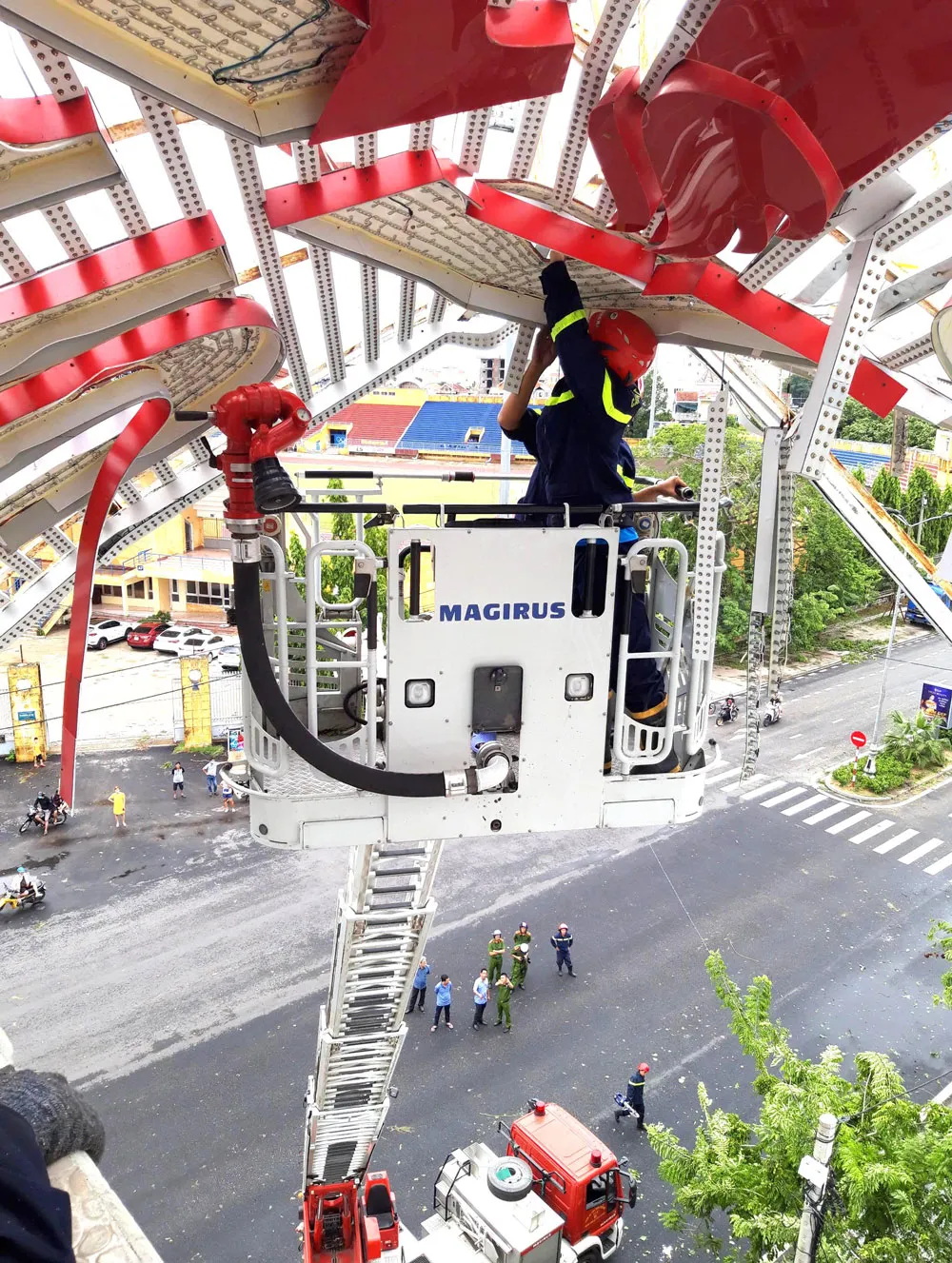 Khắc phục hậu quả bão số 5 ảnh 1