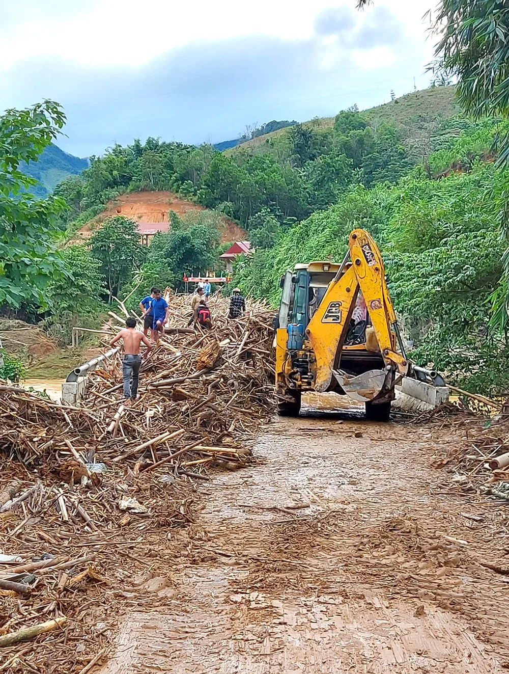Khắc phục hậu quả bão số 5 ảnh 6